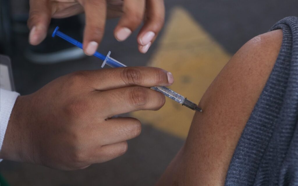 Abren registro para recibir refuerzo a personas mayores de 40 años