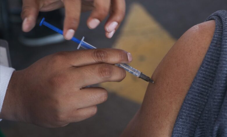 Abren registro para recibir refuerzo a personas mayores de 40 años