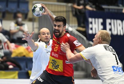 Agustín Casado, defendido por el alemán Patrick Wiencek en el Europeo.