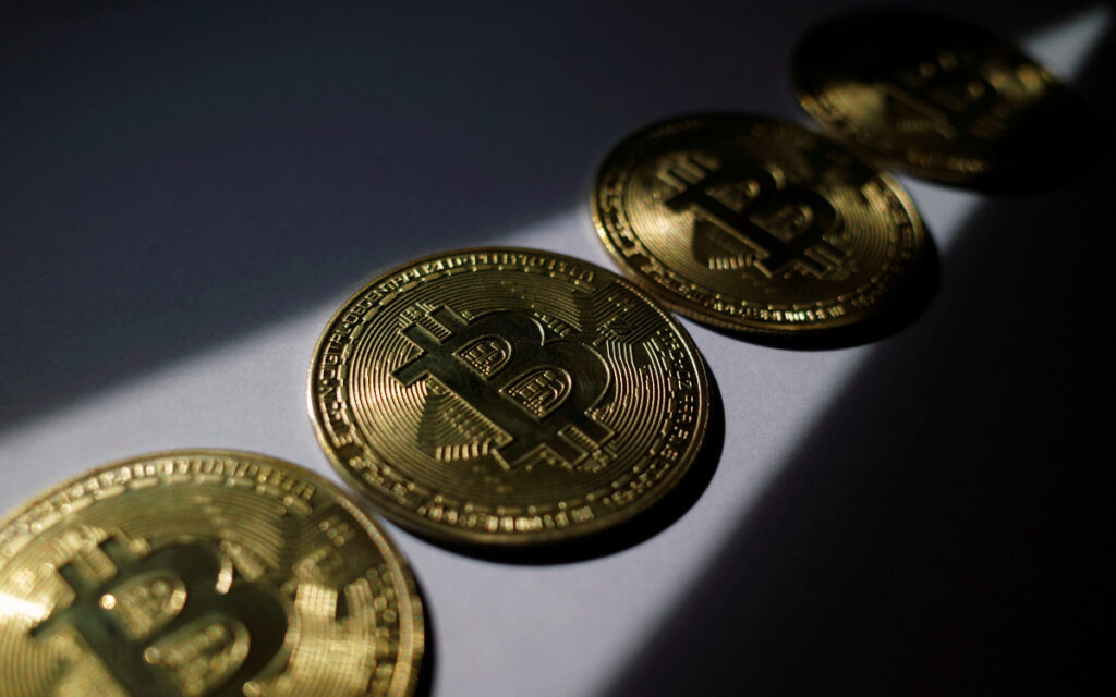 Alerta FMI de capacidad de criptoactivos para desestabilizar mercados; insta a regular