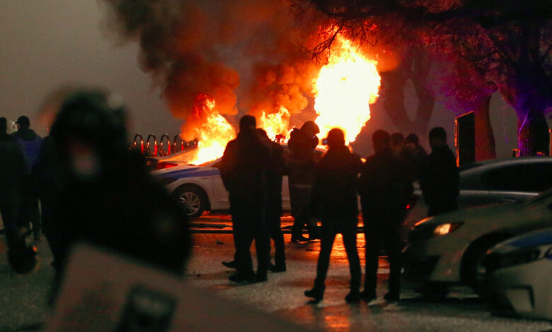 Alza de combustible en Kazajistán desata disturbios; declaran emergencia y gabinete renuncia