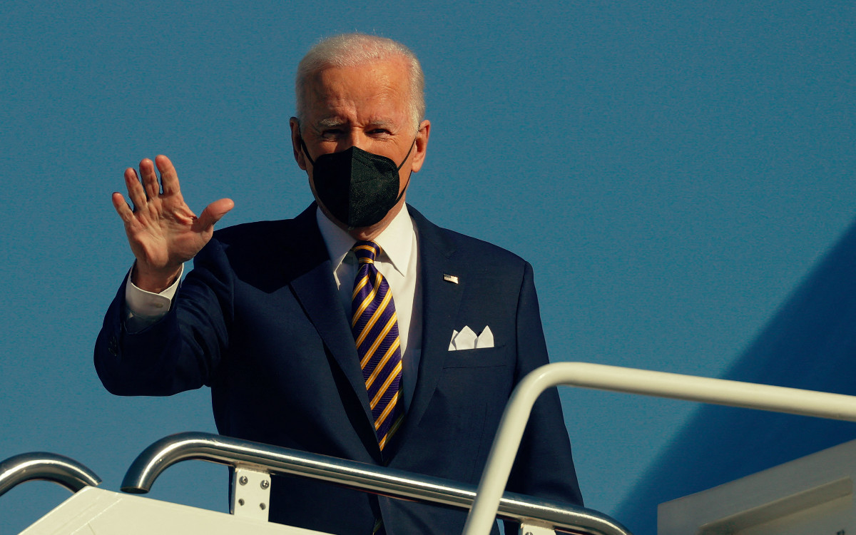 Ante aumento de casos ómicron, Biden defiende respuesta del gobierno a la pandemia