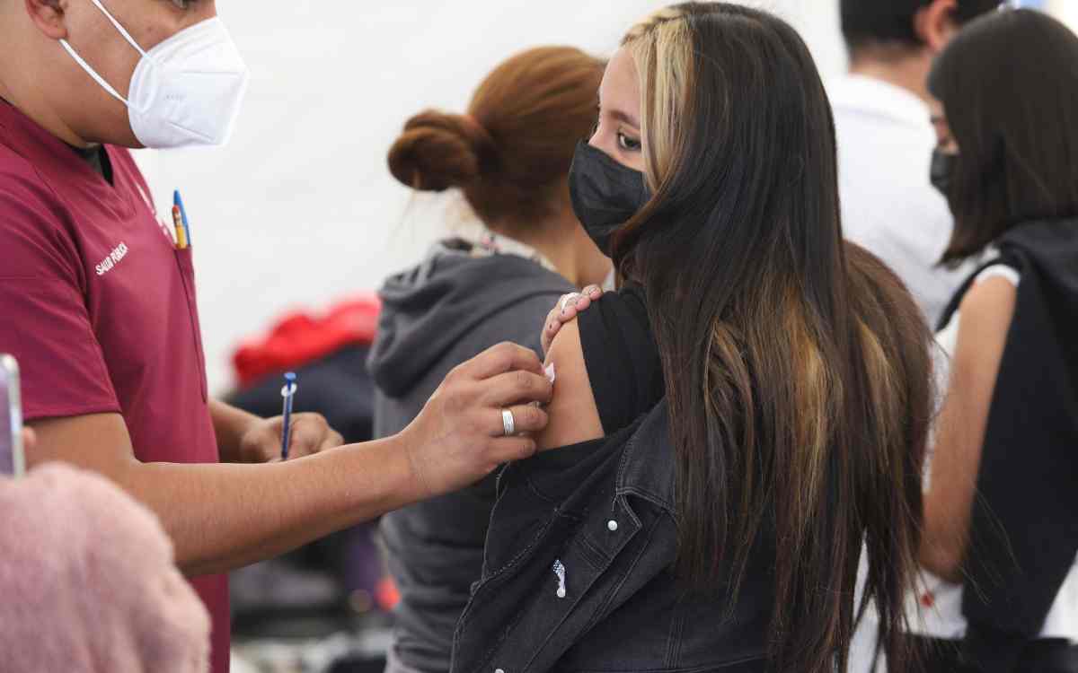 Anuncian dosis de refuerzo a adultos de 50 a 59 años en CDMX