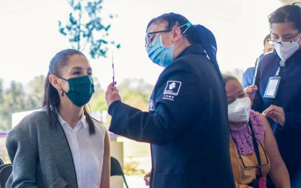 Aplican vacuna de refuerzo contra Covid-19 a Claudia Sheinbaum
