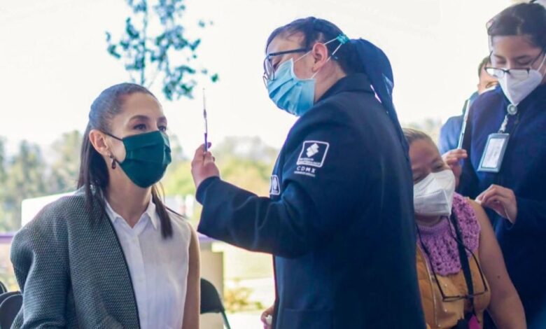 Aplican vacuna de refuerzo contra Covid-19 a Claudia Sheinbaum