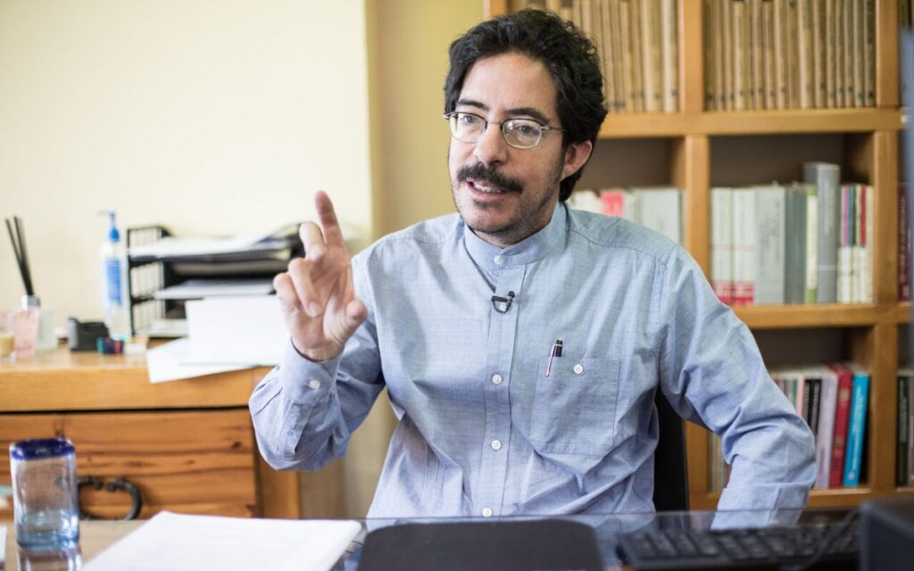 Arrecian críticas contra Salmerón; él insiste que no hay 'denuncias'