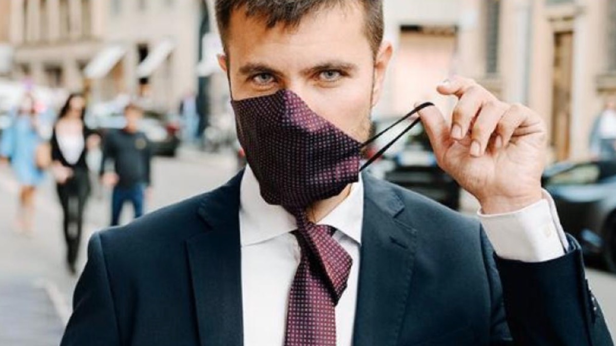 Así es la mascorbata, la mascarilla que también es corbata