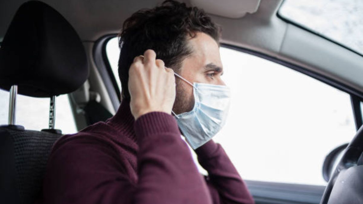 Así es la multa de la DGT por quitarte la mascarilla en el coche