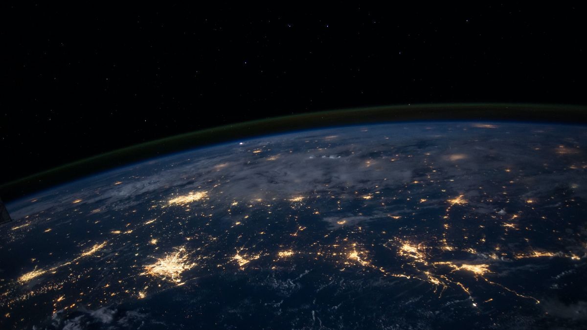 Astronautas arrojan al vacío tres toneladas de basura desde la Estación Espacial Internacional