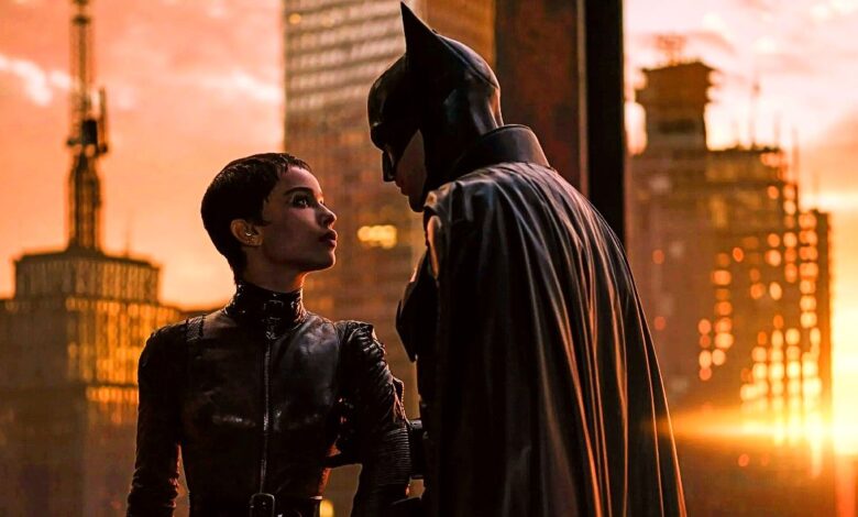 Bruce Wayne y Catwoman tienen una cita en la azotea en la imagen de Batman