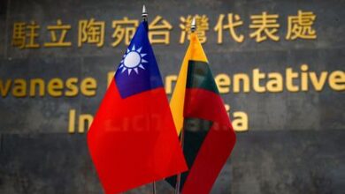 Las banderas de Taiwan y Lituania en la oficina de representación del país asiático en Vilnius.