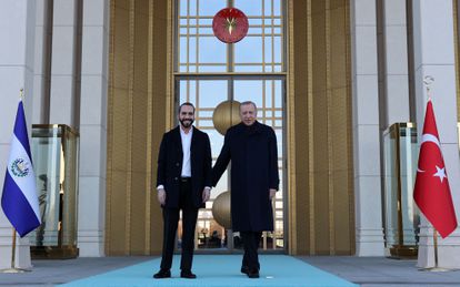 Bukele busca inversiones turcas para diversificar su política exterior