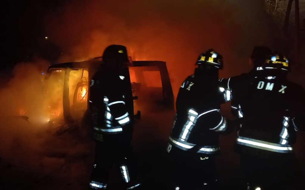 Camioneta de lujo choca y se incendia en avenida Reforma: dos calcinados | Video