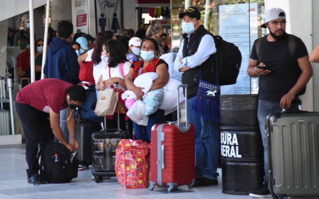 Caótico regreso vacacional: abarrotan terminales... y farmacias por pruebas Covid