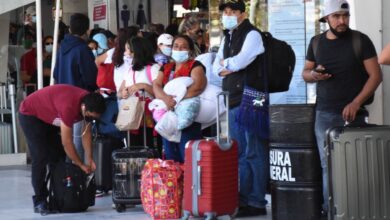 Caótico regreso vacacional: abarrotan terminales... y farmacias por pruebas Covid