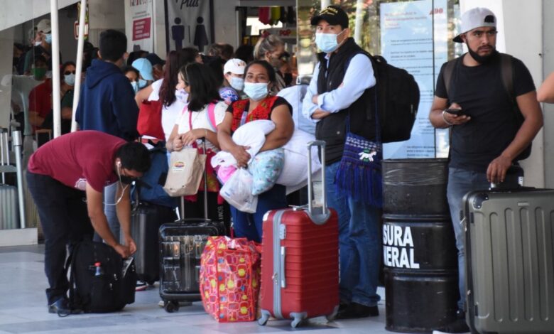 Caótico regreso vacacional: abarrotan terminales... y farmacias por pruebas Covid