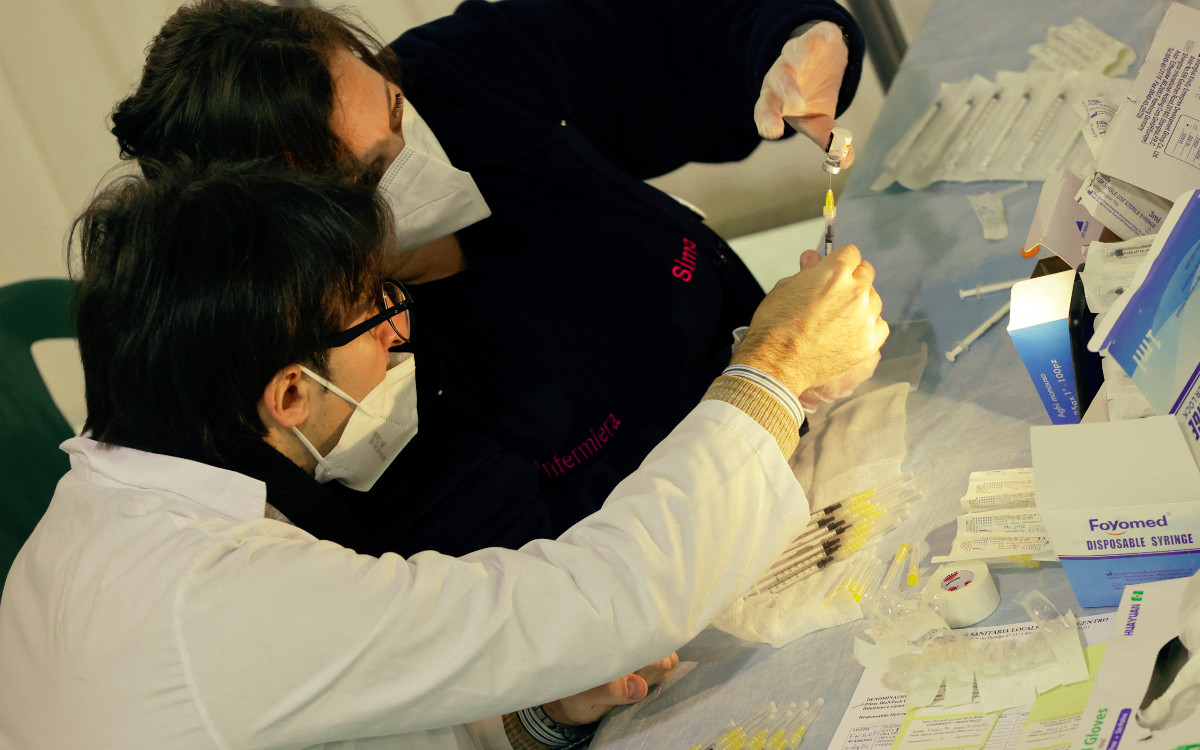 Casi 2 mil médicos italianos han sido suspendidos por no vacunarse contra Covid-19