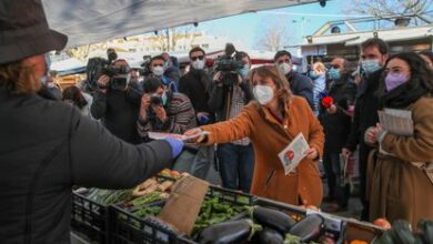 La coordinadora del Bloco de Esquerda, Catarina Martins, hace campaña en un mercado en Matosinhos el pasado sábado.