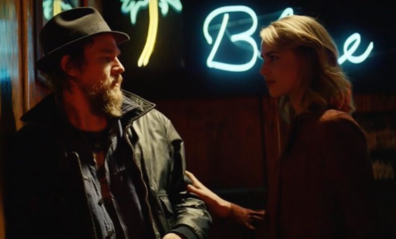 Charlie Hunnam se reúne con Old Flame en último clip de looks [EXCLUSIVE]