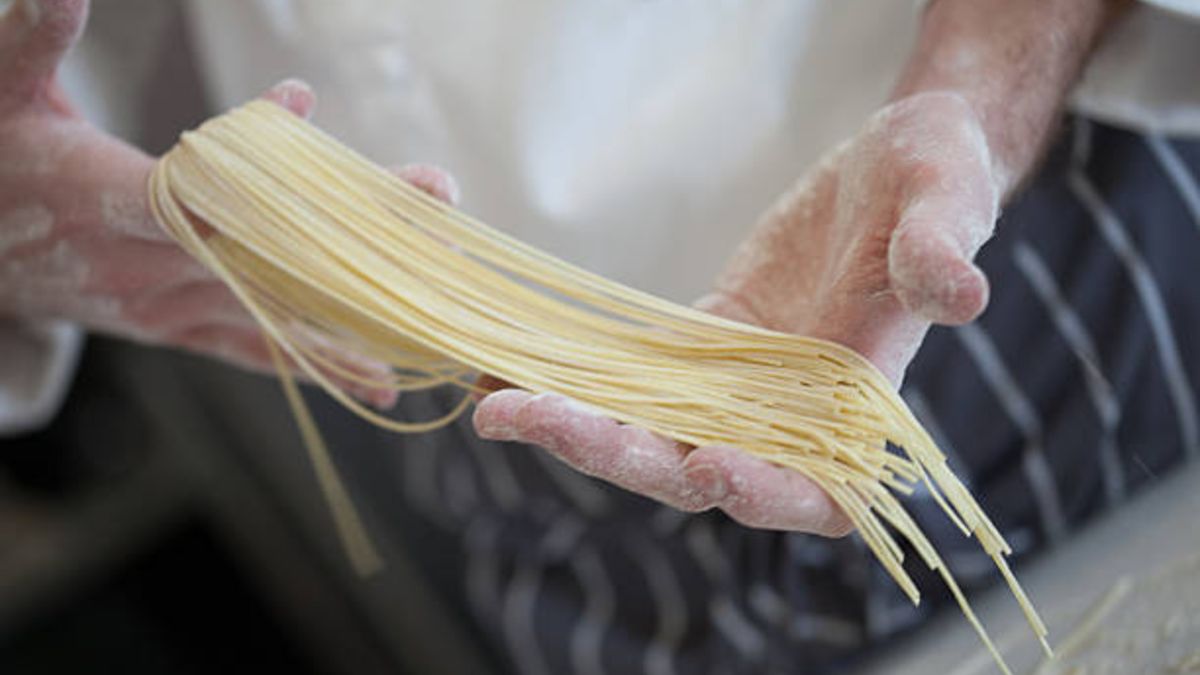 Cómo hacer pasta fresca casera sin la ayuda de una máquina