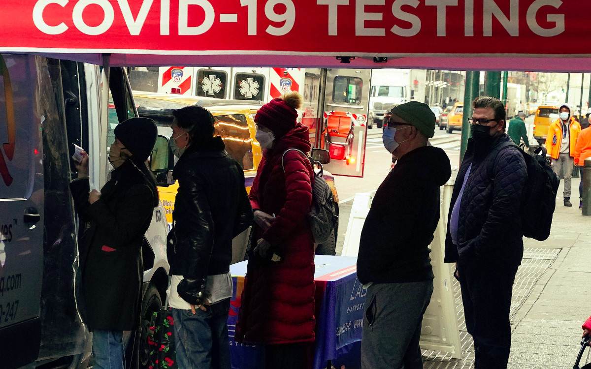 Compra masiva de test y cubrebocas gratuitos, el reciente movimiento de Biden contra Covid-19