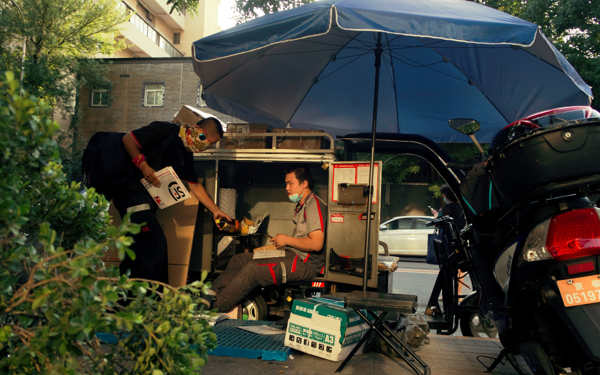 ‘Con guantes y mascarilla’, China pide cautela al abrir paquetes de correo ante caso ómicron