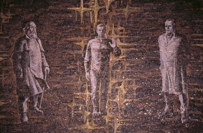 Mosaico de azulejos con tres figuras históricas del programa espacial de la Unión Soviética: Tsiolkovsky, Gagarin y Koroliov.