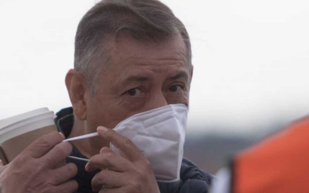 Critican a director del Issste por buscar 'tratamiento homeopático' ante Covid-19