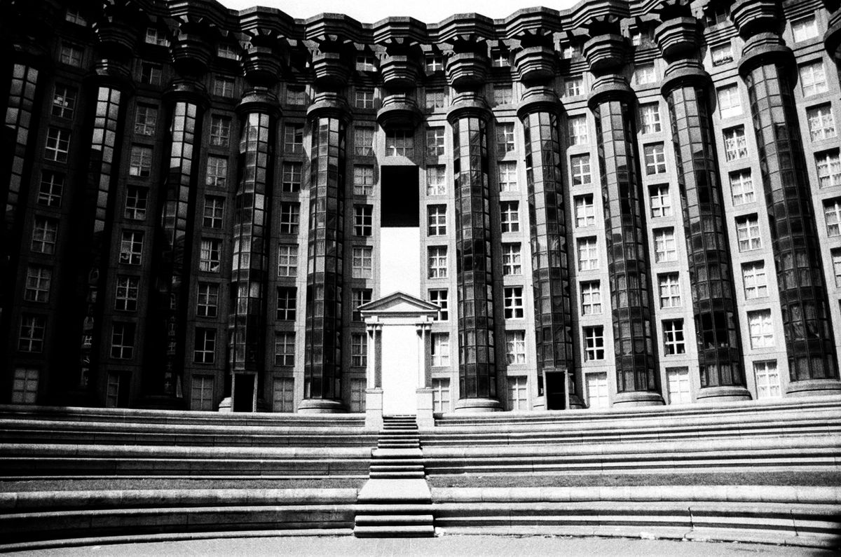 Cuando Ricardo Bofill convirtió la periferia de París en un espectáculo arquitectónico