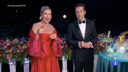 Anne Igartiburu y Jacob Petrus durante la emisión de las campanadas de TVE. Al presentador le pusieron un alza para disimular que era más bajo que la presentadora.