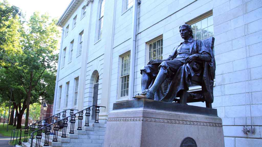 Dando un paso atrás: las universidades de EEUU que regresan a clases virtuales