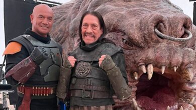 Danny Trejo posa con la cabeza gigante de Rancor en la foto del set de Boba Fett