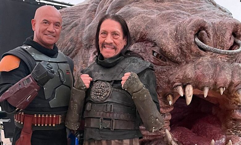 Danny Trejo posa con la cabeza gigante de Rancor en la foto del set de Boba Fett