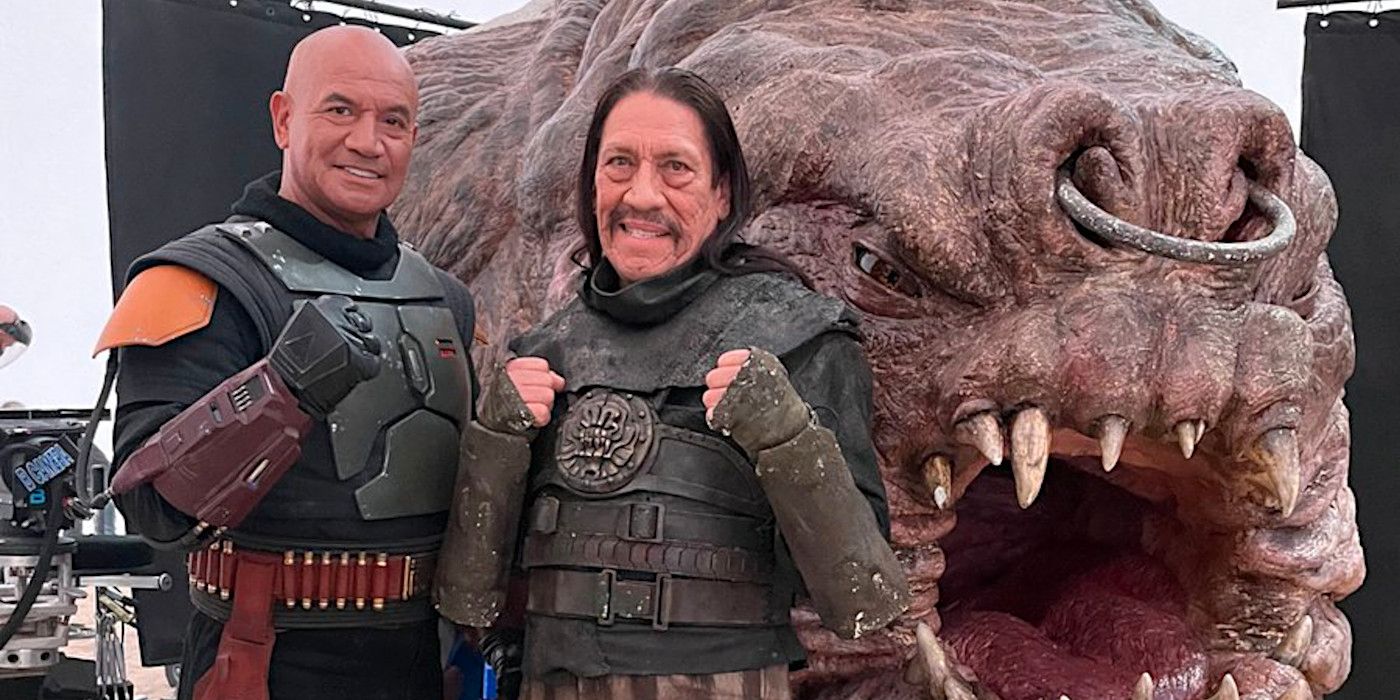 Danny Trejo posa con la cabeza gigante de Rancor en la foto del set de Boba Fett