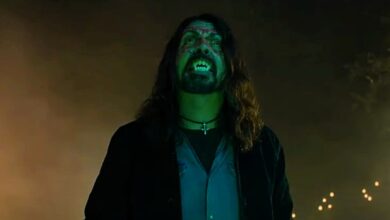 Dave Grohl es poseído en el tráiler de una película de terror protagonizada por Foo Fighters como ellos mismos