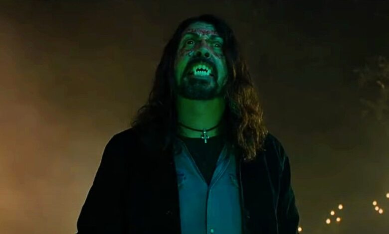 Dave Grohl es poseído en el tráiler de una película de terror protagonizada por Foo Fighters como ellos mismos