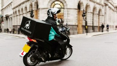 Deliveroo engorda su presencia en el mercado al abrirse a restaurantes que hacen entregas a domicilio