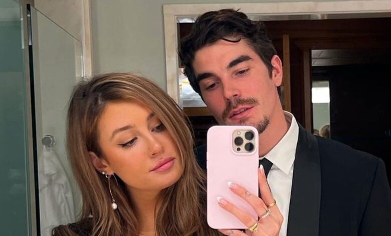 Demasiado caliente para manejar: Bennett se tatuó el nombre de Carly Lawrence en su muñeca