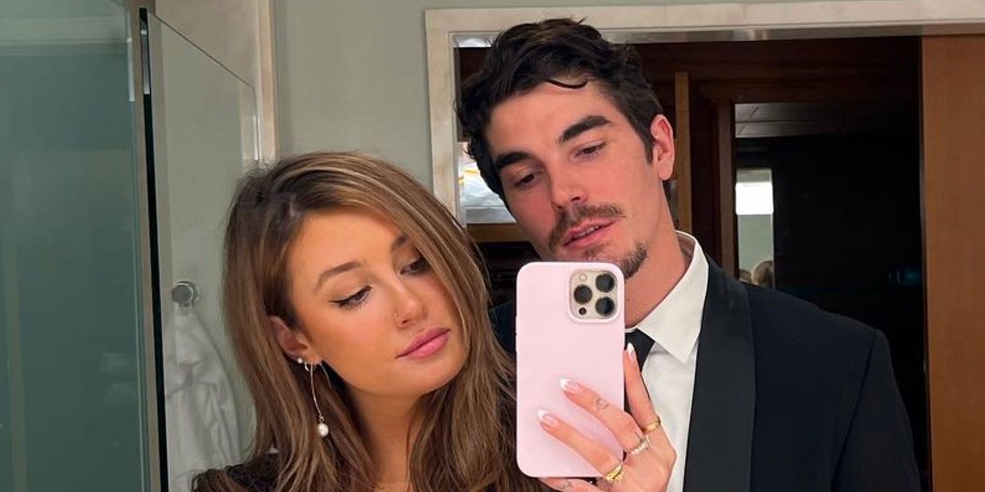 Demasiado caliente para manejar: Bennett se tatuó el nombre de Carly Lawrence en su muñeca