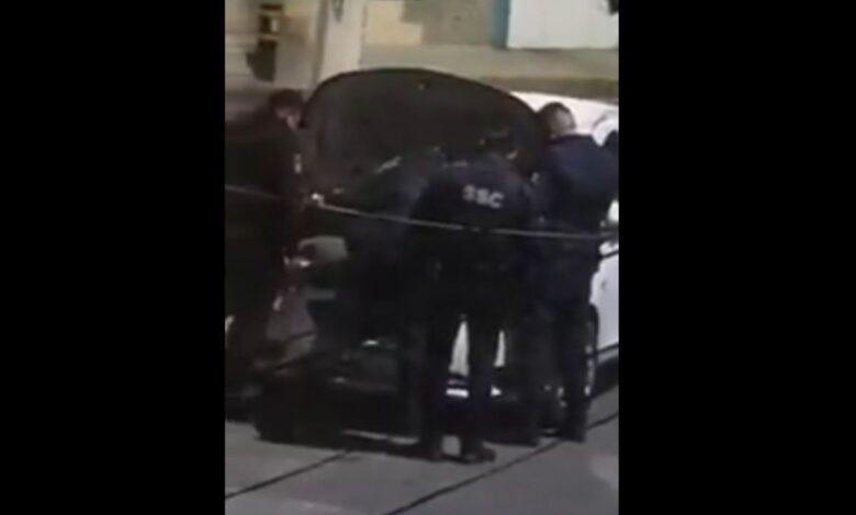 Denuncian que policías de la CDMX robaron batería de auto | Video