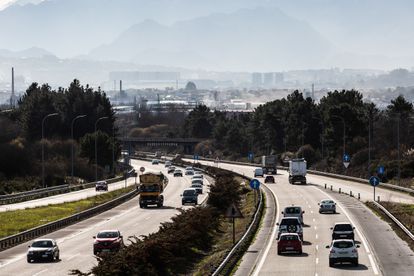 Varios coches circulan por la autopista A-66 a su paso por Robledo en dirección a Oviedo.