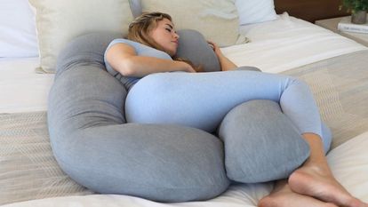 La almohada en forma de U para aliviar ciertas dolencias y facilitar el descanso con miles de valoraciones en Amazon.