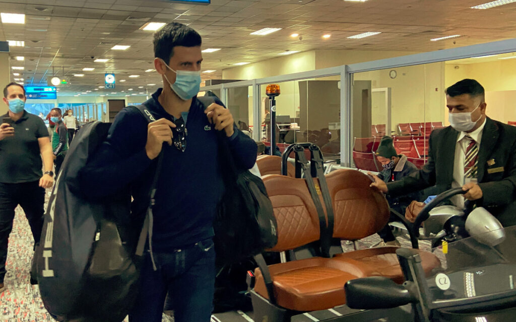 Djokovic debe vacunarse si quiere competir en España, dice portavoz del Gobierno