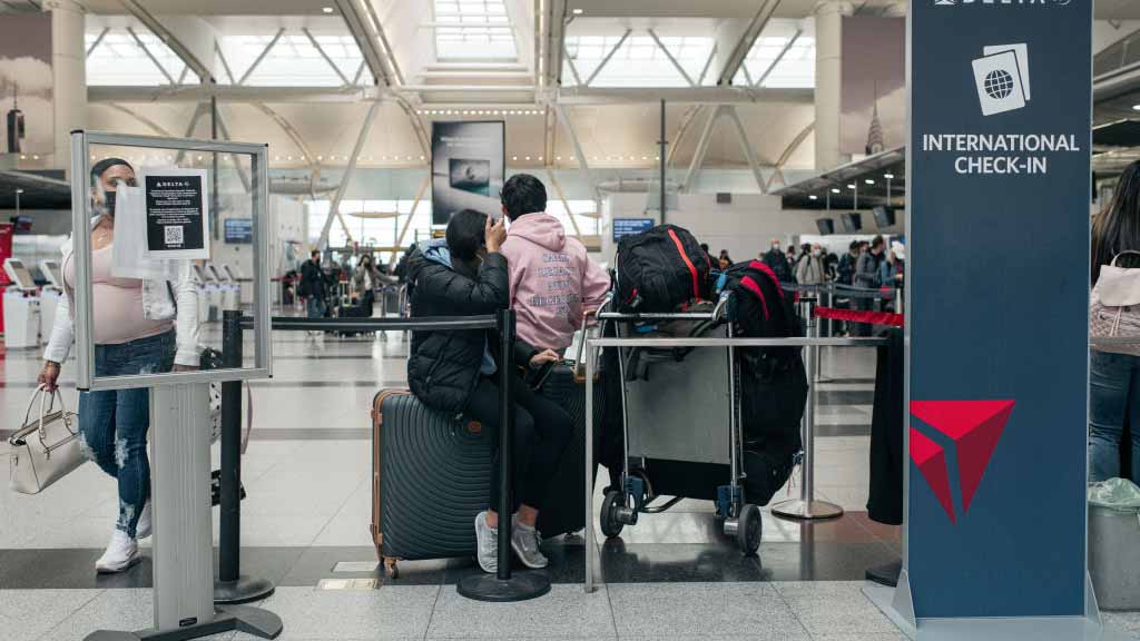 EEUU: aerolíneas cancelan cerca de 1,000 vuelos en Navidad ante ola de contagios en empleados