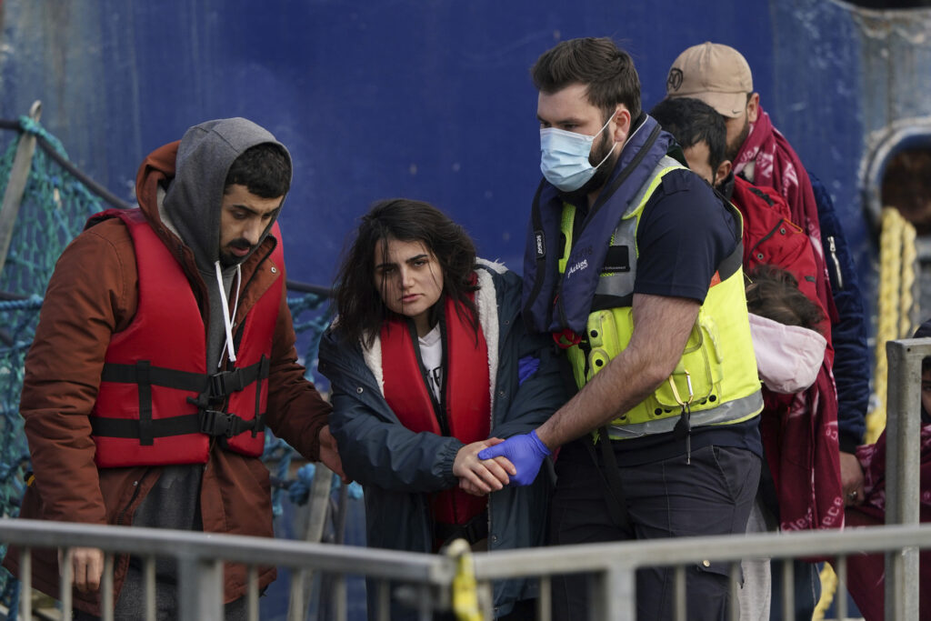 El Gobierno de Boris Johnson promete mano dura para frenar un récord de inmigrantes en el canal de la Mancha