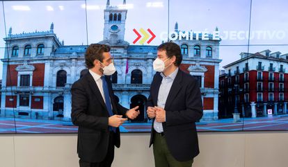 El líder del Partido Popular, Pablo Casado (izquierda), junto al presidente de Castilla y León, Alfonso Fernández Mañueco, durante la reunión del Comité Ejecutivo Nacional del partido, el pasado 29 de diciembre.