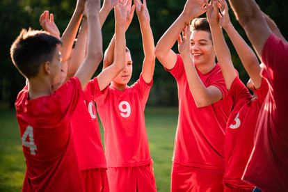 El deporte puede ser una herramienta eficaz para combatir este tipo de acoso, tal y como refleja el documental Somos Unicxs de la Fundación Cola Cao. 