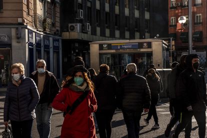 Un grupo de personas cruza un paso de peatones en la plaza de Legazpi.