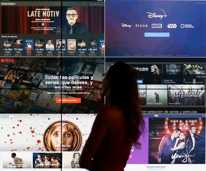 Una persona ante una pantalla con plataformas digitales.