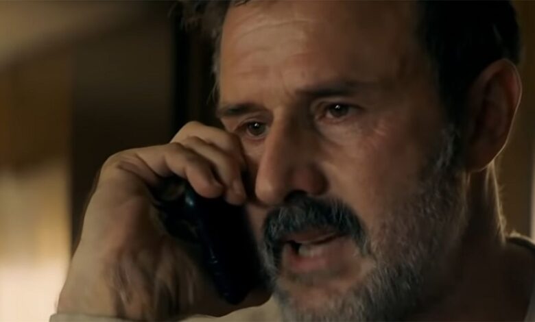 El clip de la película Scream muestra que Dewey llama a Sidney para regresar a Woodsboro